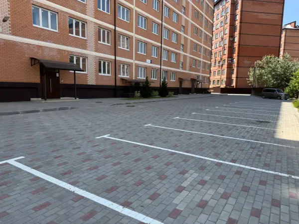ЖК «Уют»: парковочная зона у дома
